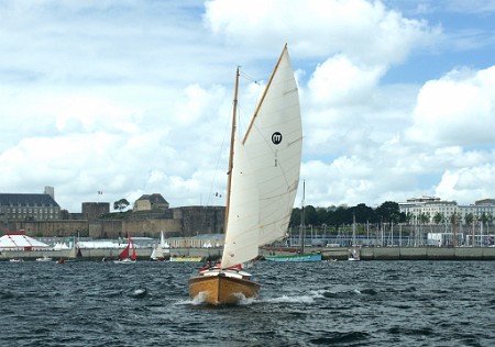 DSC00156 Méaban N°1 sort du port de Brest. La citadelle en arrière plan.