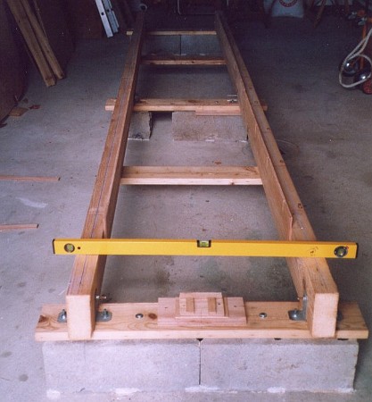 P'it Leon (0) Le chantier de montage est constitué de deux bastings, posés sur des parpaings et bien réglés.
