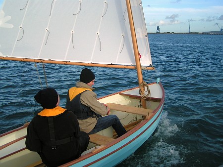 pict0127 Morbic 12 est un bateau parfait pour 2 équipiers (maximum 3) et se prète très bien pour le solitaire.