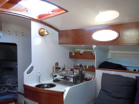 Koalen-26-int-01 Galley on starboard side.