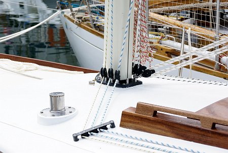 DSC07656 On this Toulinguet, halyards are led to cockpit. Note the chimney of the Refleks stove