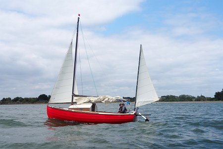 P5230277 The big advantage of the yawl rig: allowing to sail under jib and mizzen in strong breezes, for fishing or maneuvering.