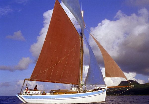 Babar, 10 m long Breton crabber Babar : Breton crabber type gaff cutter built in 1981 by Chantier du Guip. Has made a round the world sailing. Vivier...