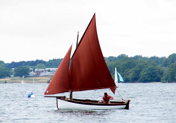 Lug sloop version The sail and oar reference, 4.45 m in length Go to Ilur description