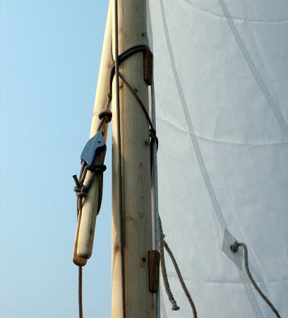 PICT4605 The sprit is adjusted with a dinghy trapeze clam-cleat.