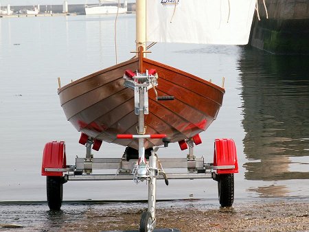 PICT4609 Elorn 2007 has a harder bilge turn and a better stabilty..
