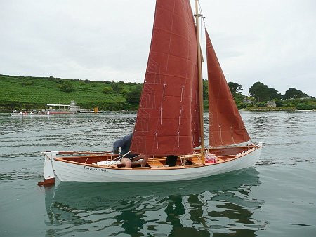 P1000388 The sloop rig is well suited to this long hull.