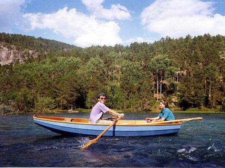 laita 05 Laura rowing on a Norwegian lake.