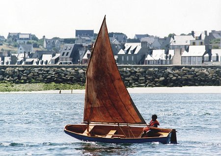 laita 09 Laura in front of Camaret harbour, singlehanded by Benoit Vivier.