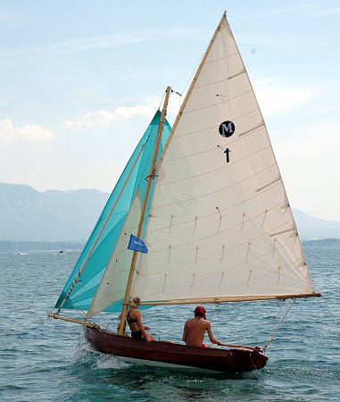 mina02_schenkel1 Minahouet avec un gréement houari de 18 m² (hors foc ballon) spécialement dessiné pour la navigation sur lac, ici le Léman