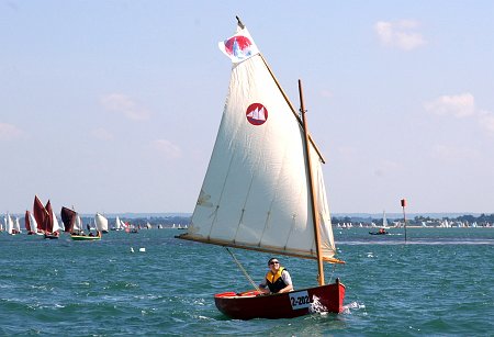 DSC00200 Morbic 12 at the 2011 Morbihan week. Nicolas Vivier, Icarai boatbuilder, at the helm
