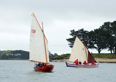 morbihan-2013-fvan-235 Scarlett, the balanced lug Seil belonging to boat-builder Ben Ullings, participating to the Morbihan week 2013