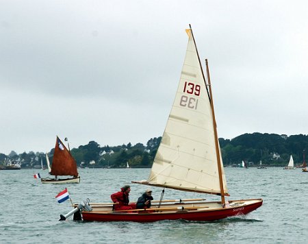 morbihan-2013-fvan-241 Scarlett, the balanced lug Seil belonging to boat-builder Ben Ullings, participating to the Morbihan week 2013. See the Torqeedo electric outboard.