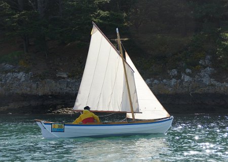 morbihan-2013-fvan-311 Youkou-Lili, lug sloop rigged, participating to the Morbihan week 2013