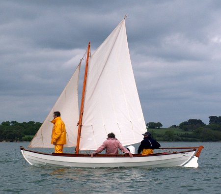 youkou-lili 09 Morbihan week 2005: the new sprit rig design is well peaked and more efficient. 4 crews are comfortable in this long hull.