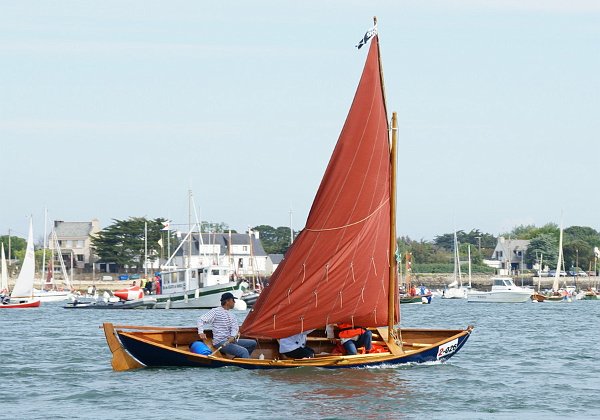 Semaine du Golfe 2009 Sail and oars, double ended boat, 5.7 m in length Go to Youkou-Lili description