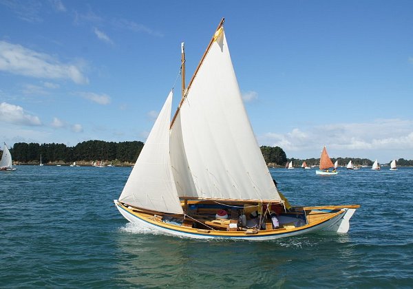Lug sloop version Sail and oars, double ended boat, 5.7 m in length Go to Youkou-Lili description