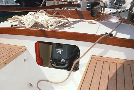 meaban_sokoa 06 r Motor is at helmsman easy reach