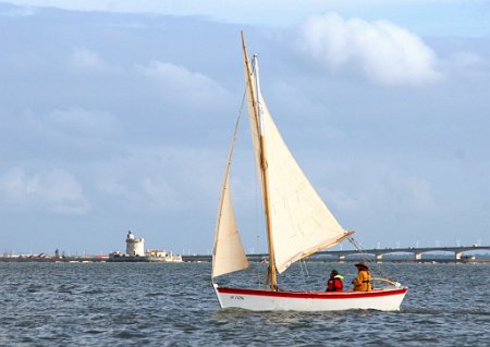 DSC01184 Lasse 6.5 m under sail in front of the harbour of Château d'Oléron