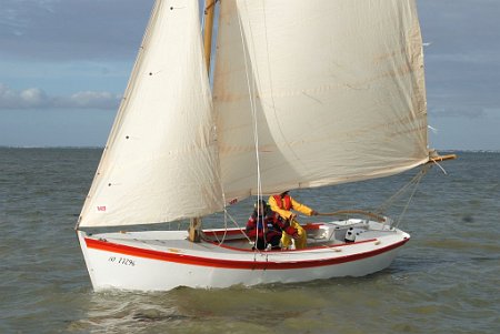 DSC01200 Lasse 6.5 m under sail in front of the harbour of Château d'Oléron