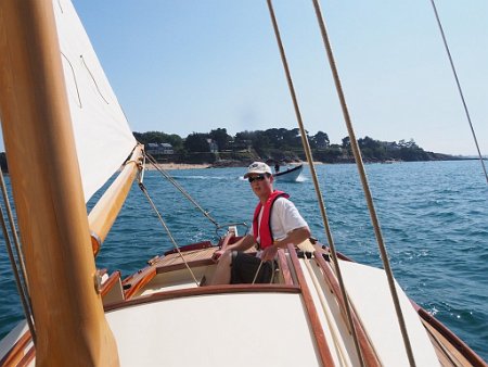 P7220058 The helmsman has an excellent visibility forward.