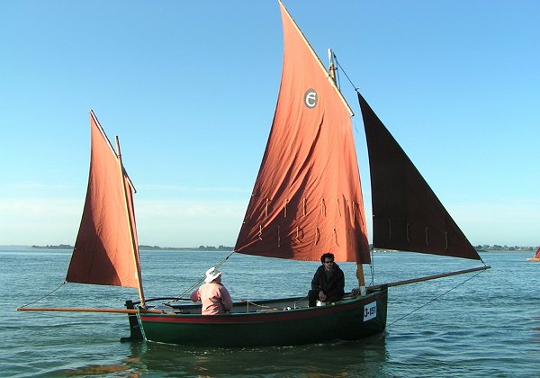 Morbihan week 2009 Traditional sail boat, 4.5 m in length Go to Ebihen 15 description