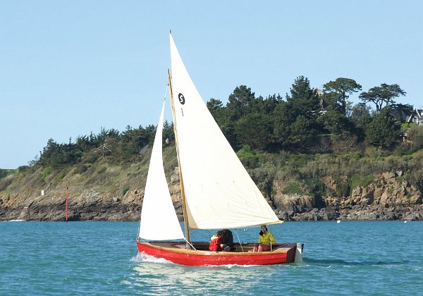 Open sailboats Trailerable open sailing dayboats, which may receive an outboard motor