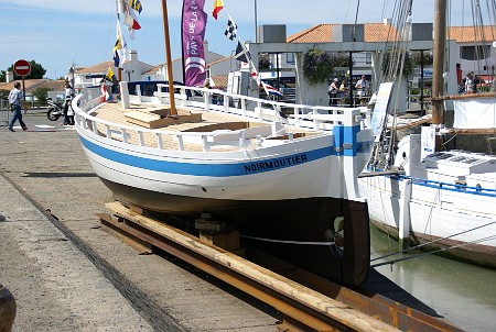 DSC02305 Jeanne J sur la cale de lancement au port de Noirmoutier. Noter la coulisse suifée.