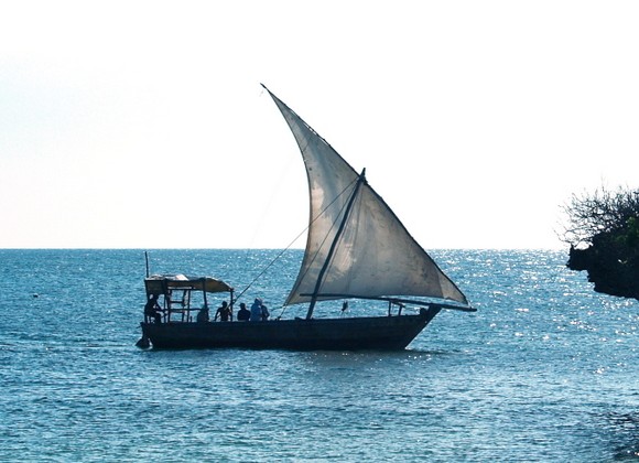 Quelques bords sur un boutre En tanzanie, la voile traditionnelle toujours vivante !