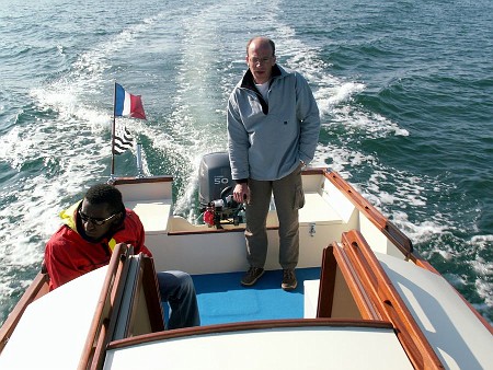 PICT4425 Koulmig en baie de Quiberon. Le constructeur Bruno Leducq est à la barre