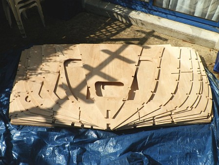 Les cloisons découpées, prêtes pour le montage à bord. Les cloisons découpées, prêtes pour le montage à bord.