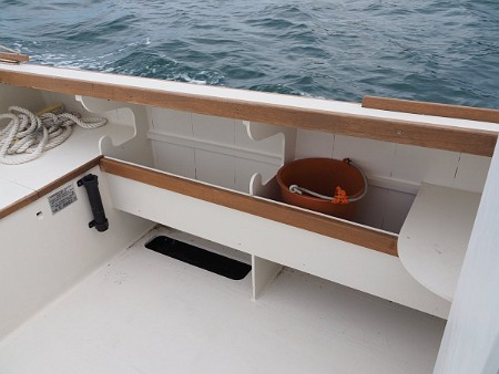 Equipets latéraux et rangement pour cannes à pêche sous le pont latéral. Equipets latéraux et rangement pour cannes à pêche sous le pont latéral.