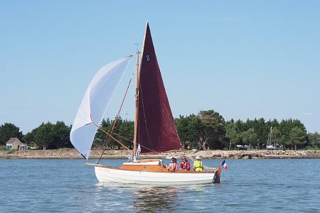 P5260678 Béniguet, running with spinaker