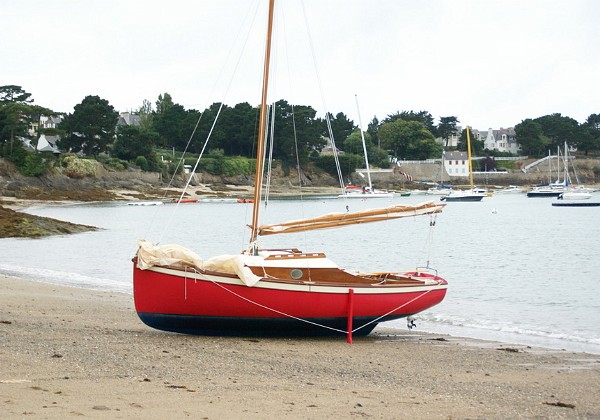 Echouage sur béquilles Méaban à l'échouage dans l'anse de Rothéneuf, près de Saint-Malo