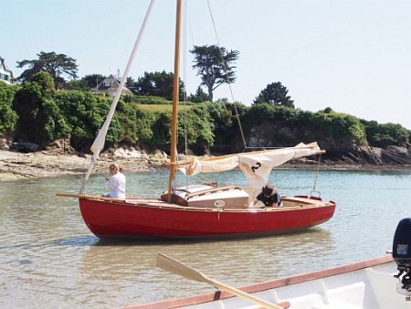 P7220041 Au mouillage, on peut utiliser la drisse de pic pour lever la grand-voile et ses espars