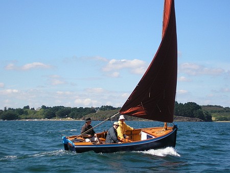 retour logonna Un bien joli bateau avec son intérieur verni