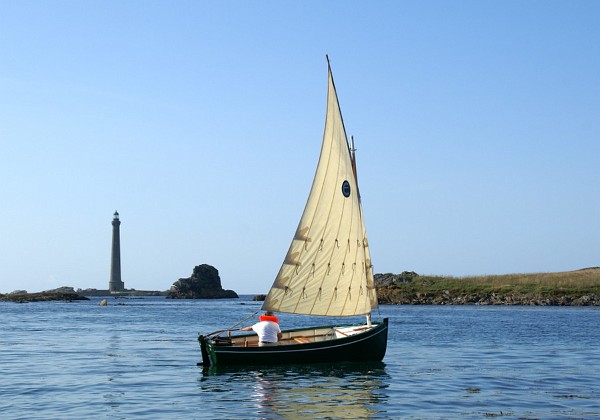 Gréement de misainier : la simplicité Barbitio 2, Ebihen 15 gréé en misainier, près de l'île Vierge