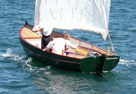 PICT5865 La voile provisoire doit être remplacée par une voile en clipper canvas ocre qui donnera au bateau une toute autre allure