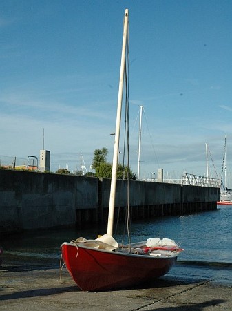 DSC_3574 Le Doris de 5 m sur la cale de Cherbourg