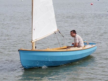 Creizic-2014-08-13 Nicolas Vivier à la barre après m'avoir laissé sur un bateau pour prendre les photos