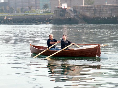 PICT4612 Premier essai à l'aviron : le propiétaire à l'avant, le constructeur à l'arrière.