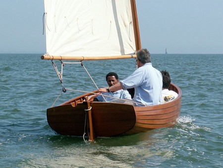 PICT5254-1 La voile bômée n'a pas besoin d'être manoeuvrée aux virements de bord