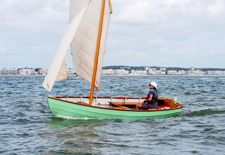 P9260022 Sous voile devant Le Pouliguen