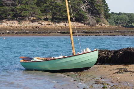 PA070010 Le fond plat facilite l'échouage sur une grève, ici dans le Golfe du Morbihan