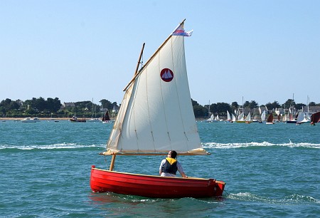 DSC00205 Morbic 12 à la Semaine du Golfe 2011. A la barre Nicolas Vivier.