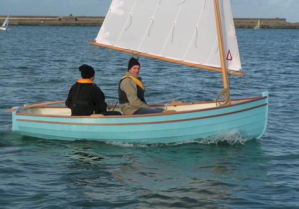 Premiers bords Dériveur à clin de 3.7 m Vers description de Morbic 12