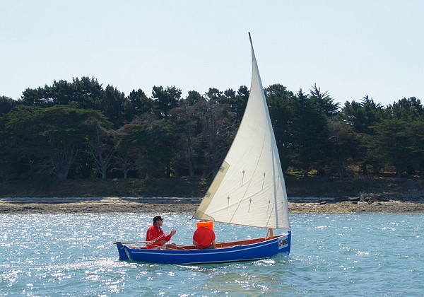 Aber Voile-aviron de 4.3 m : une ligne classique d’une grande pureté.