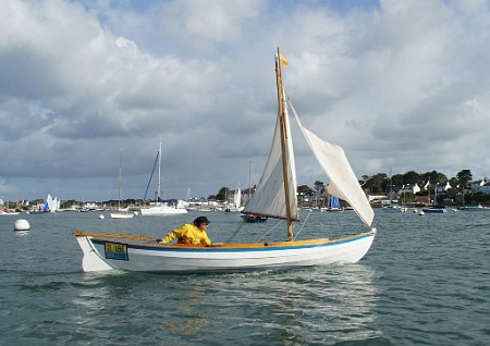 morbihan-2013-fvan-308 Youkou-Lili gréé en sloup au tiers, participant à la Semaine du golfe du Morbihan 2013