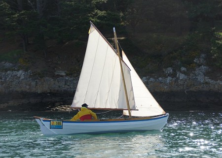 morbihan-2013-fvan-311 Youkou-Lili gréé en sloup au tiers, participant à la Semaine du golfe du Morbihan 2013