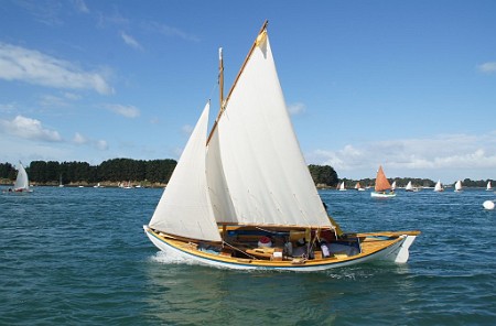 morbihan-2013-fvan-328 Youkou-Lili gréé en sloup au tiers, participant à la Semaine du golfe du Morbihan 2013